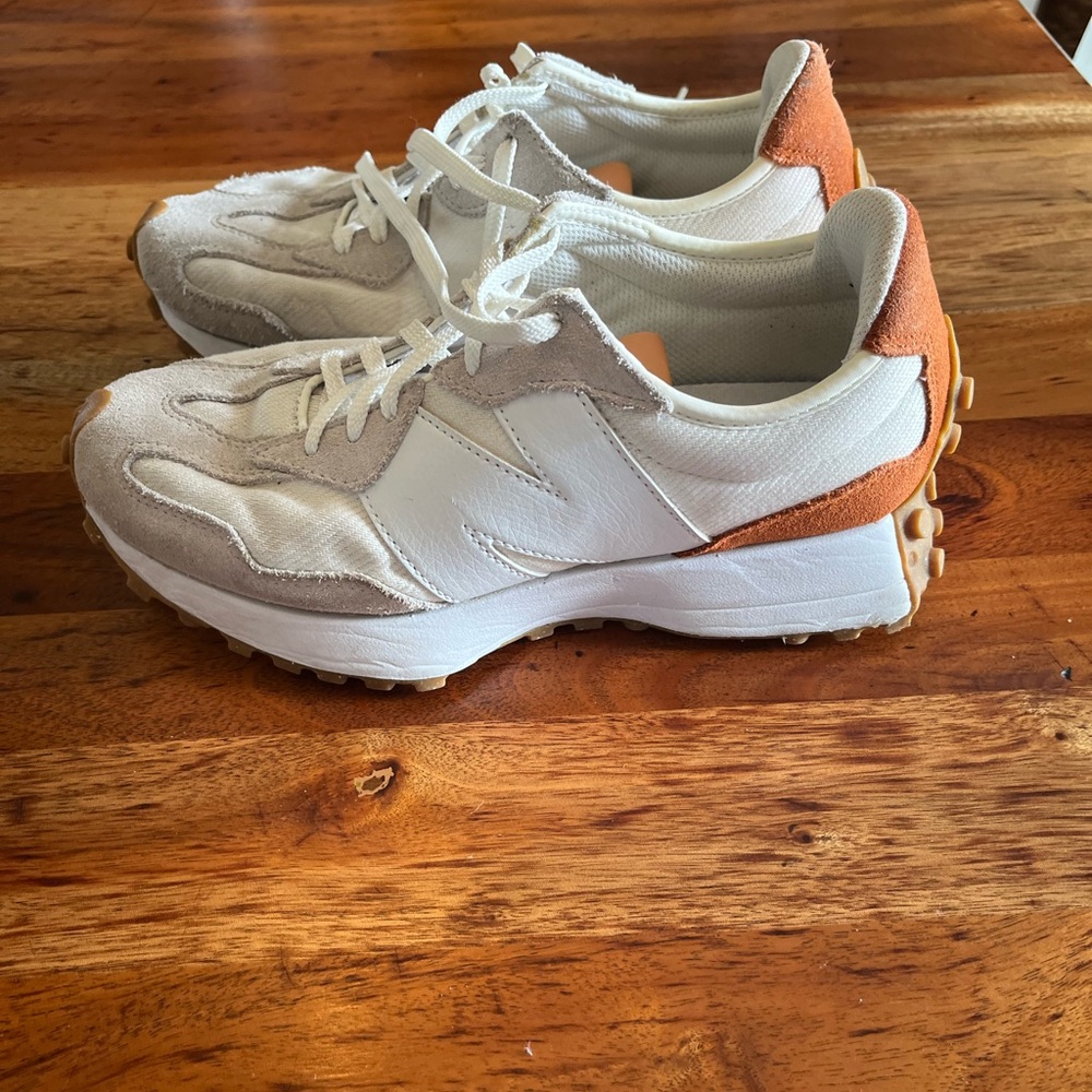 Nee Balance 327
Color- Rust/Sand